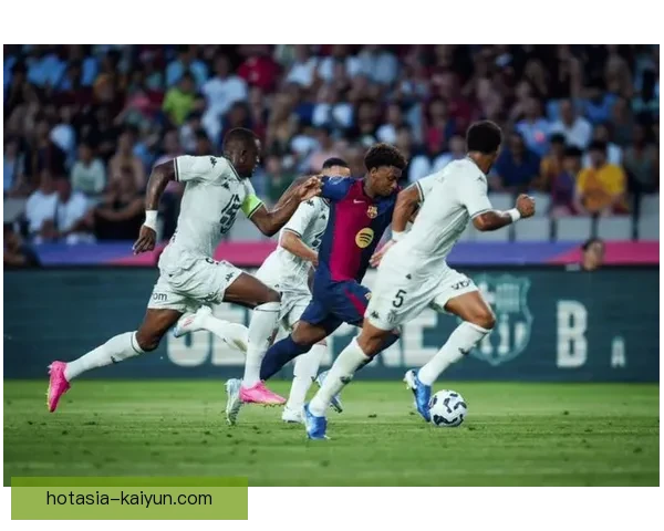 西甲巴萨在淘汰赛中表现稳健，状态回暖备受关注